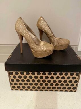 New QUPID Gold Glitter Platform Stiletto Pumps
